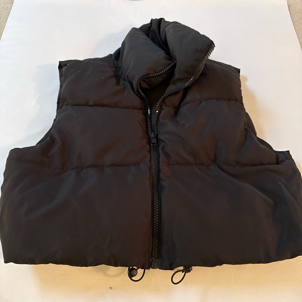 Sleek Black Cropped  Puffer Vest